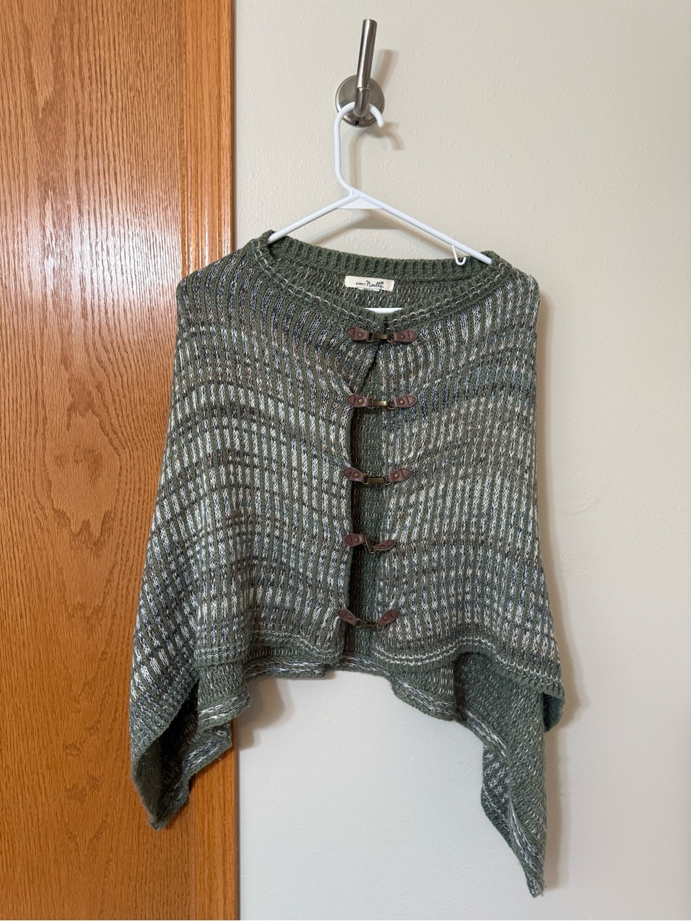 Simply Noelle knit poncho with faux leather clasps (one size)